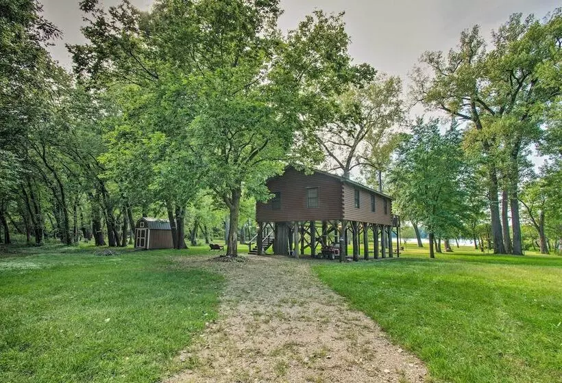 Cozy Riverfront Getaway: Fishing On Site!