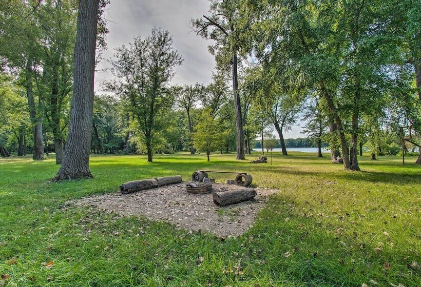 Cozy Riverfront Getaway: Fishing On Site!