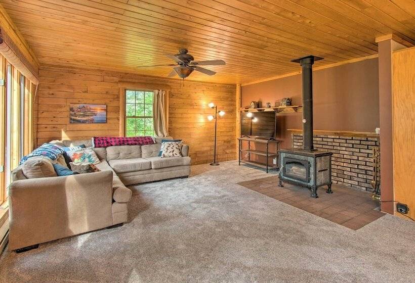 Cozy Riverfront Getaway: Fishing On Site!