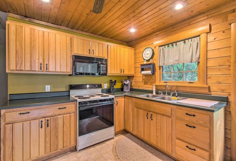 Cozy Riverfront Getaway: Fishing On Site!