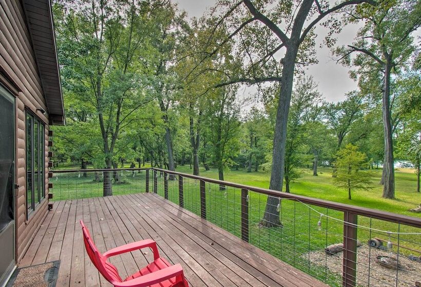 Cozy Riverfront Getaway: Fishing On Site!