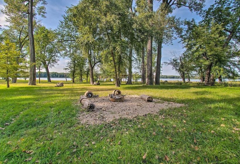 Cozy Riverfront Getaway: Fishing On Site!