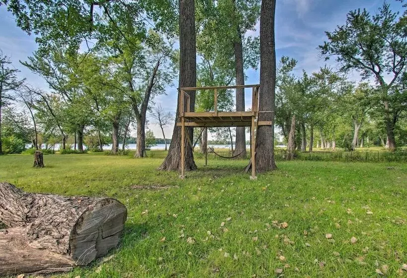 Cozy Riverfront Getaway: Fishing On Site!