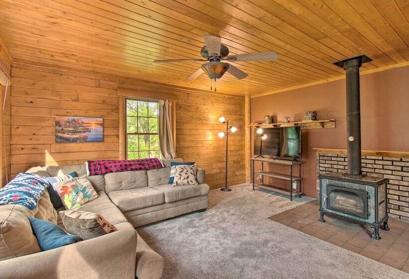 Cozy Riverfront Getaway: Fishing On Site!