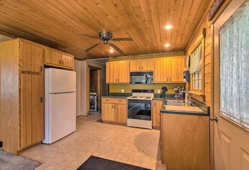 Cozy Riverfront Getaway: Fishing On Site!