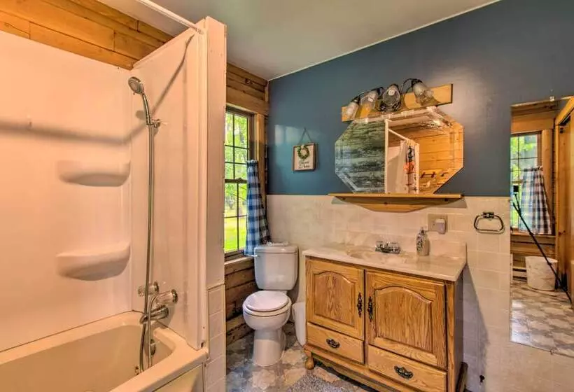 Cozy Riverfront Getaway: Fishing On Site!