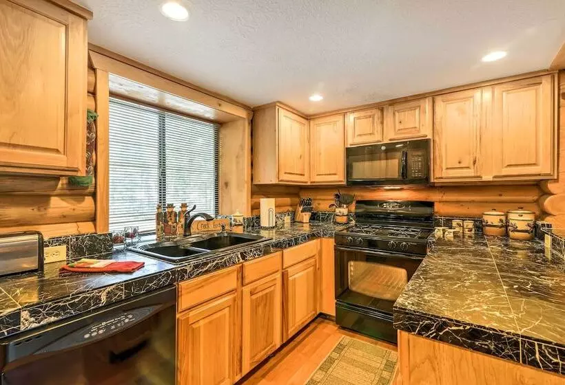 Cozy Utah Cabin W/ Deck & Fire Pit!