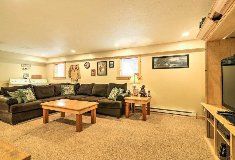 Cozy Utah Cabin W/ Deck & Fire Pit!