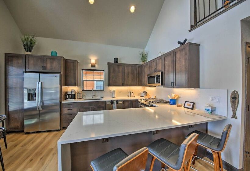 Dover Vacation Rental: Walk To Lake Pend!