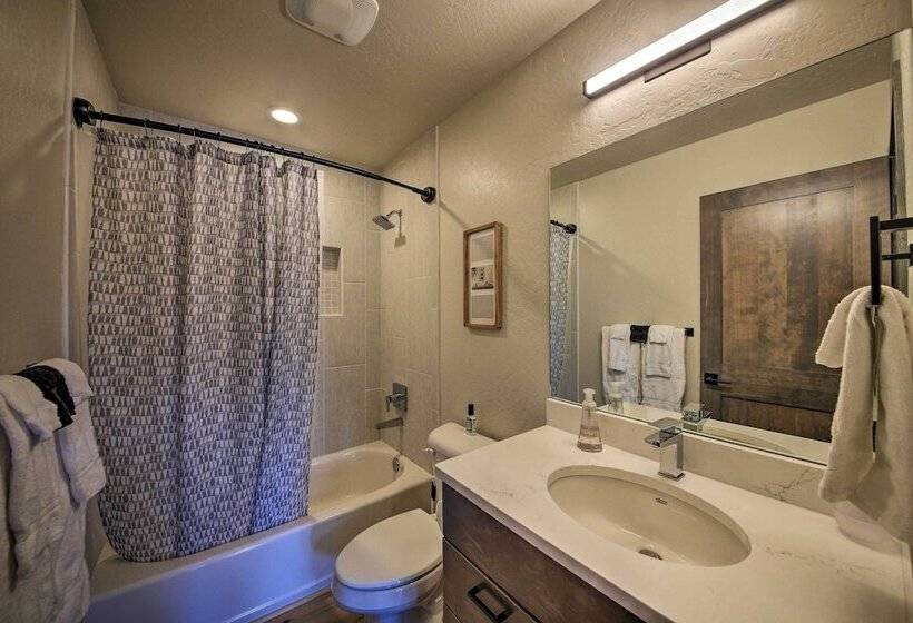 Dover Vacation Rental: Walk To Lake Pend!