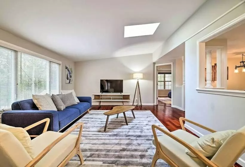 East Stroudsburg House W/ Hot Tub + Pool!