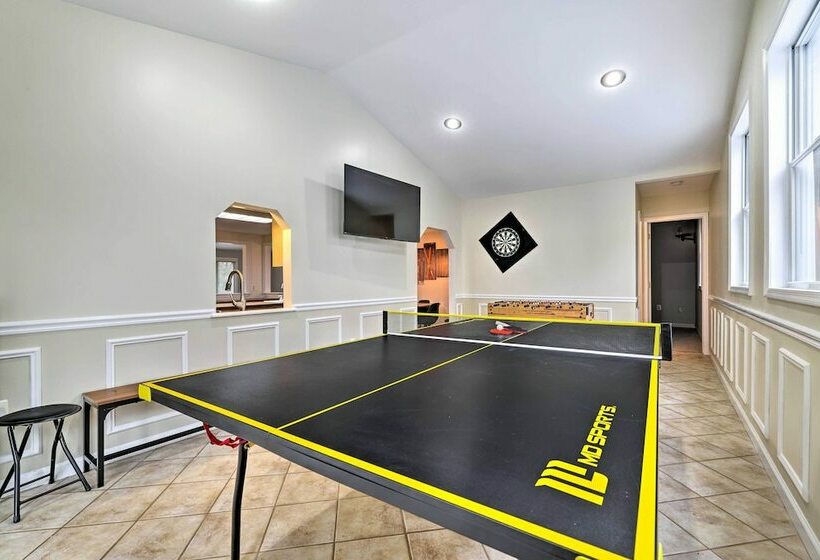 East Stroudsburg House W/ Hot Tub + Pool!