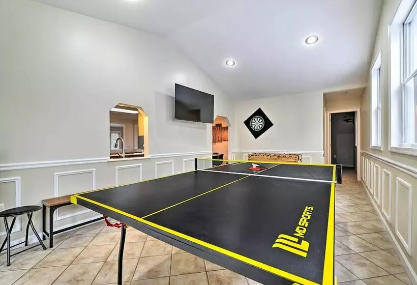East Stroudsburg House W/ Hot Tub + Pool!