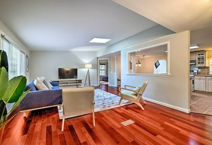 East Stroudsburg House W/ Hot Tub + Pool!