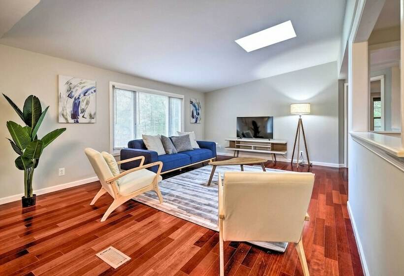 East Stroudsburg House W/ Hot Tub + Pool!