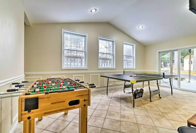 East Stroudsburg House W/ Hot Tub + Pool!