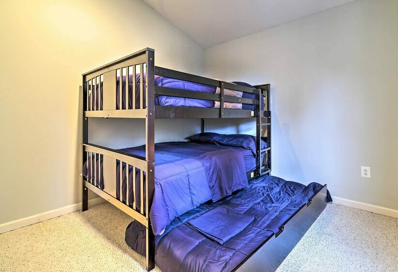 East Stroudsburg House W/ Hot Tub + Pool!