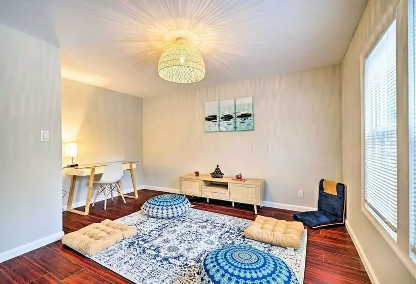 East Stroudsburg House W/ Hot Tub + Pool!