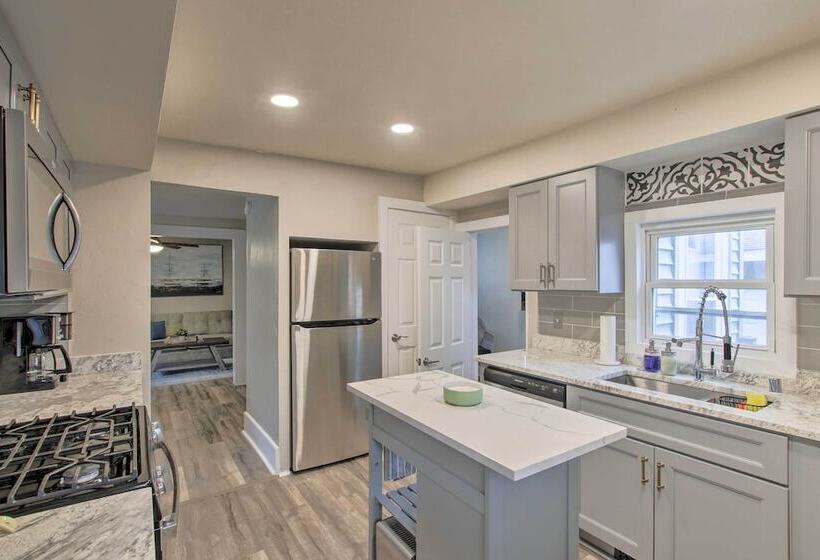 Family Friendly House: Walk To Lake Michigan!