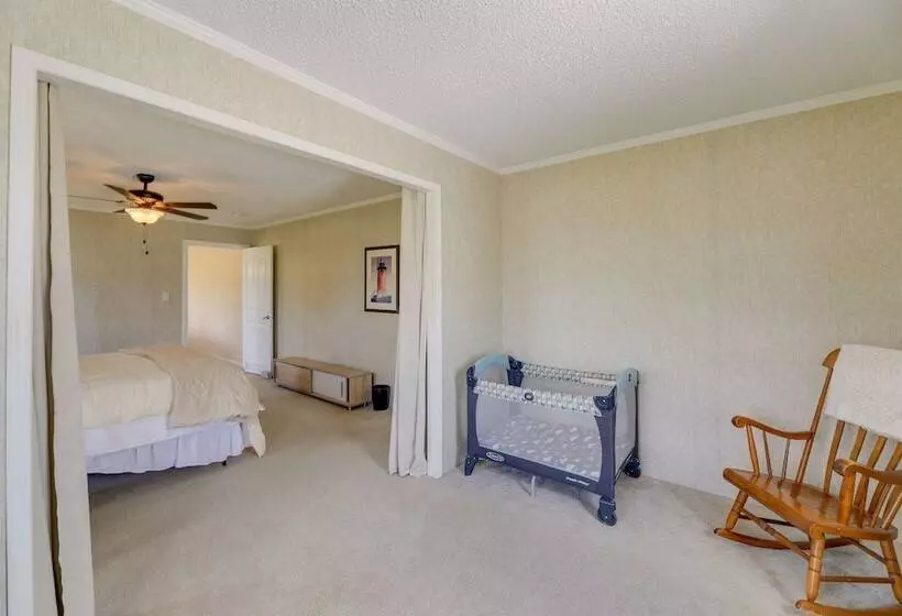 Family Home + Fire Pit & Deck, 11 Miles To Beach!