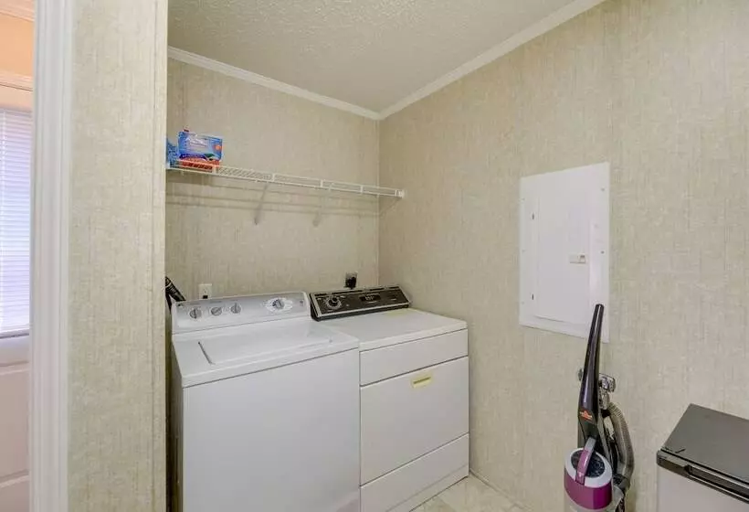 Family Home + Fire Pit & Deck, 11 Miles To Beach!