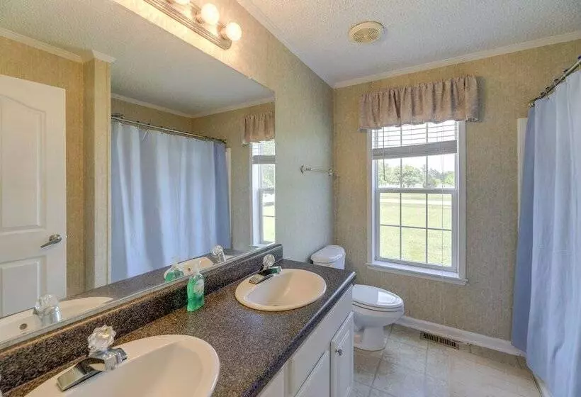 Family Home + Fire Pit & Deck, 11 Miles To Beach!