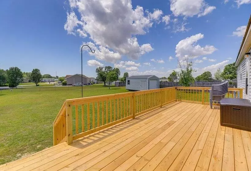 Family Home + Fire Pit & Deck, 11 Miles To Beach!