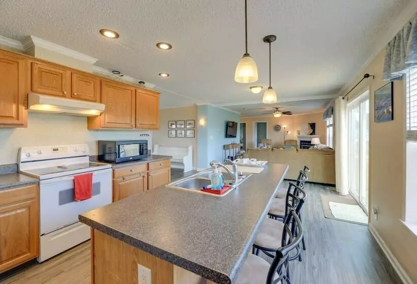 Family Home + Fire Pit & Deck, 11 Miles To Beach!