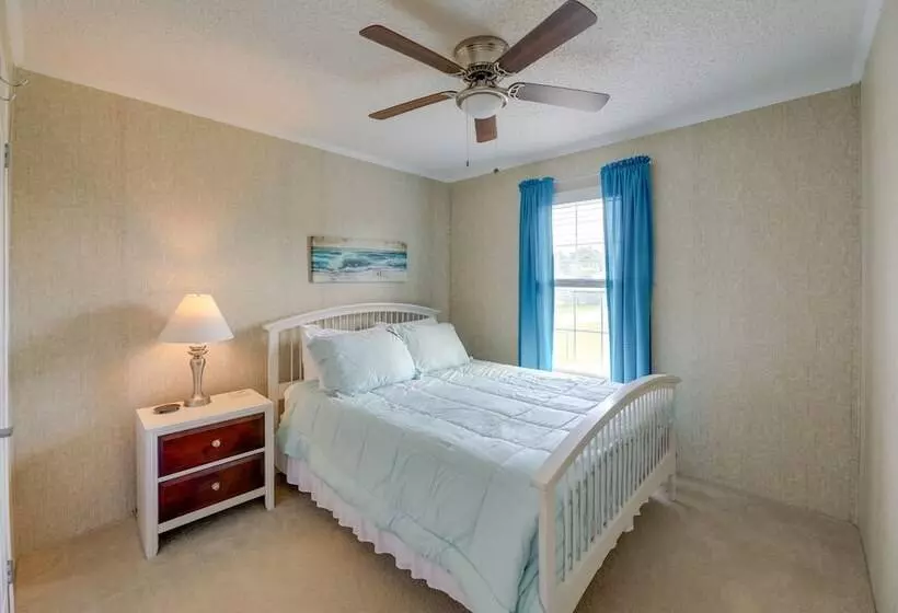 Family Home + Fire Pit & Deck, 11 Miles To Beach!