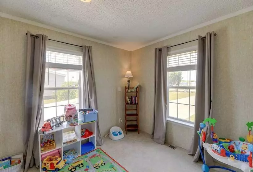 Family Home + Fire Pit & Deck, 11 Miles To Beach!