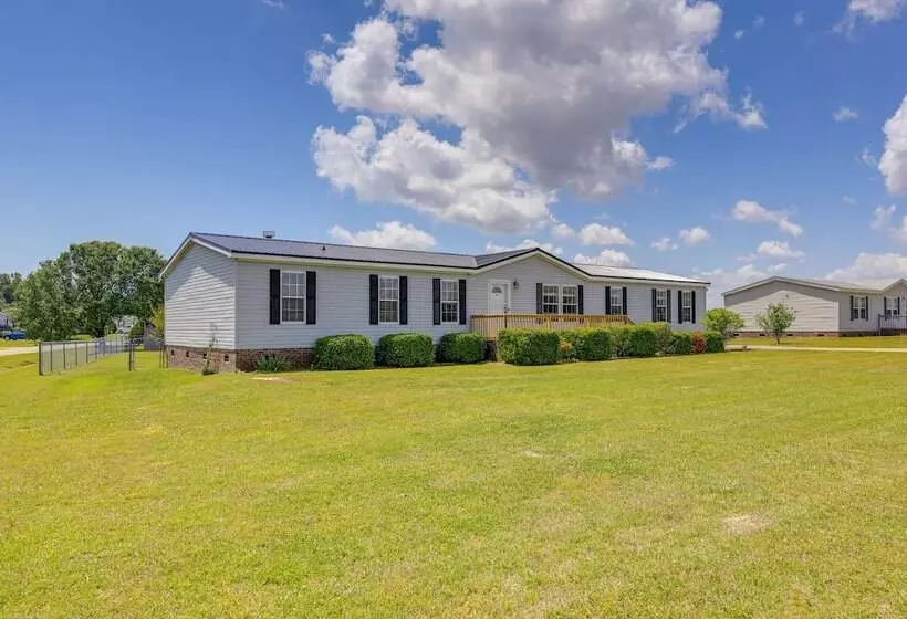 Family Home + Fire Pit & Deck, 11 Miles To Beach!