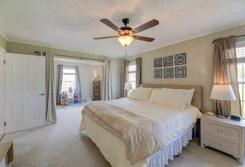 Family Home + Fire Pit & Deck, 11 Miles To Beach!