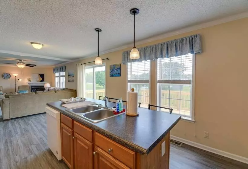 Family Home + Fire Pit & Deck, 11 Miles To Beach!