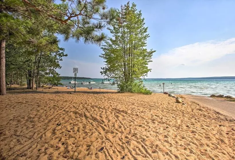 Higgins Lake Getaway W/ Fire Pit, Walk To Beach!