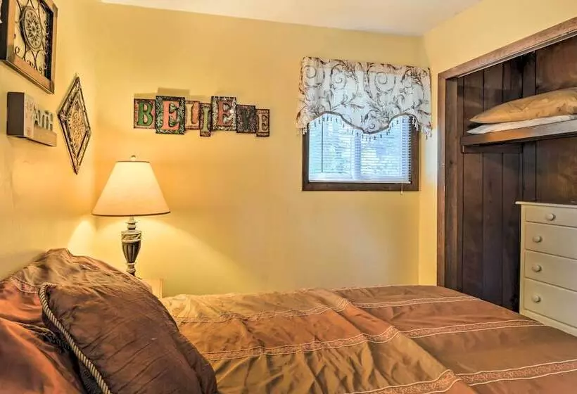 Higgins Lake Getaway W/ Fire Pit, Walk To Beach!