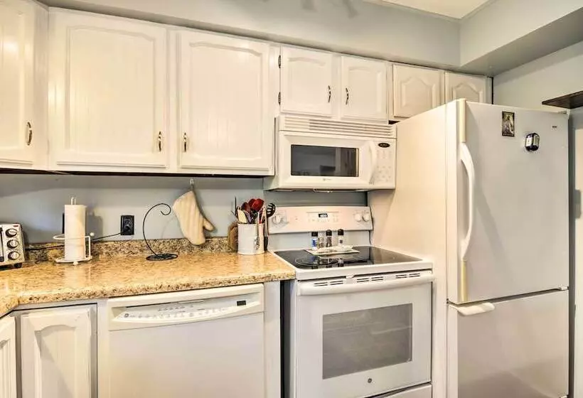 Higgins Lake Getaway W/ Fire Pit, Walk To Beach!