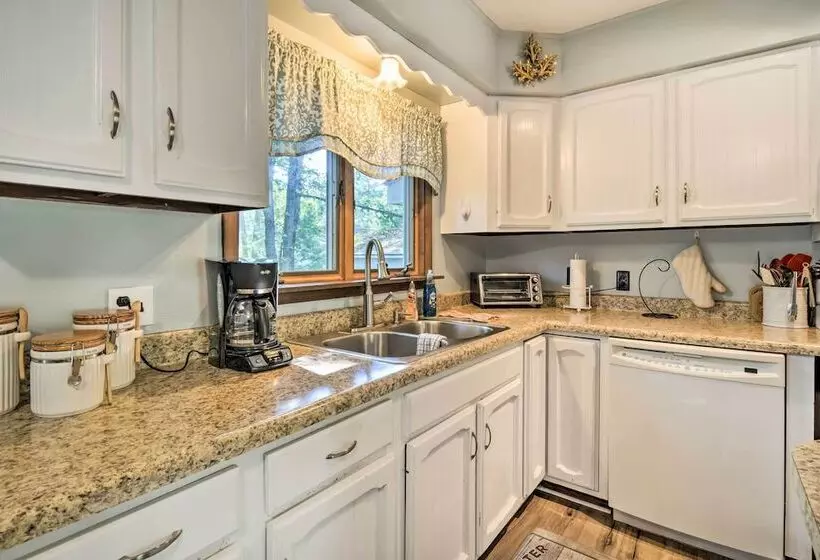 Higgins Lake Getaway W/ Fire Pit, Walk To Beach!