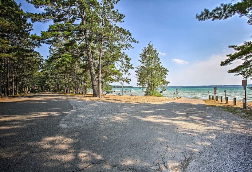 Higgins Lake Getaway W/ Fire Pit, Walk To Beach!