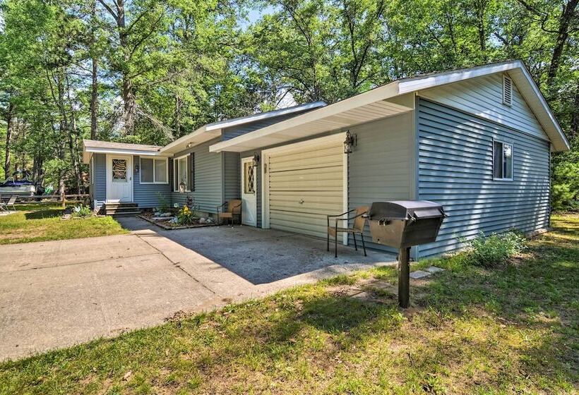 Higgins Lake Getaway W/ Fire Pit, Walk To Beach!