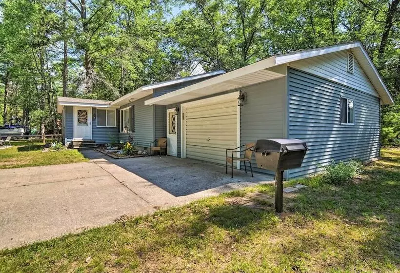 Higgins Lake Getaway W/ Fire Pit, Walk To Beach!