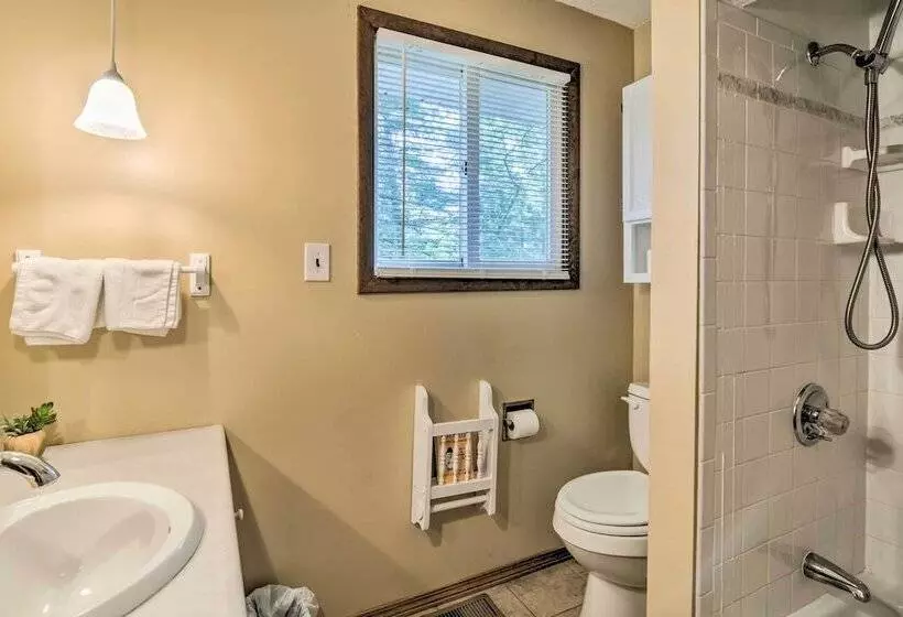 Higgins Lake Getaway W/ Fire Pit, Walk To Beach!