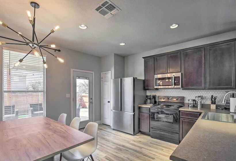 San Antonio Home W/ Patio + Grill Near Seaworld!