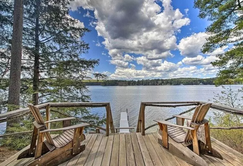 Lakefront Cottage: Boat Dock, Patio & Kayaks!