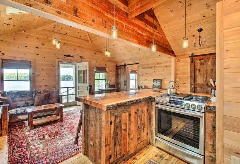 Lakefront Cottage: Boat Dock, Patio & Kayaks!