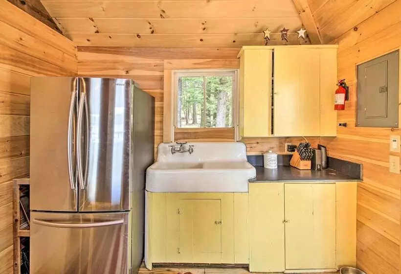 Lakefront Cottage: Boat Dock, Patio & Kayaks!