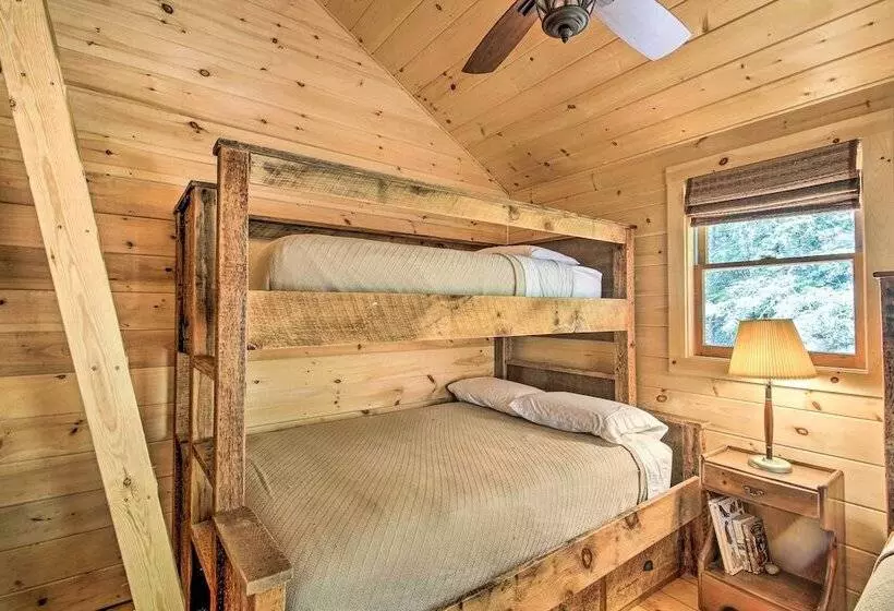 Lakefront Cottage: Boat Dock, Patio & Kayaks!