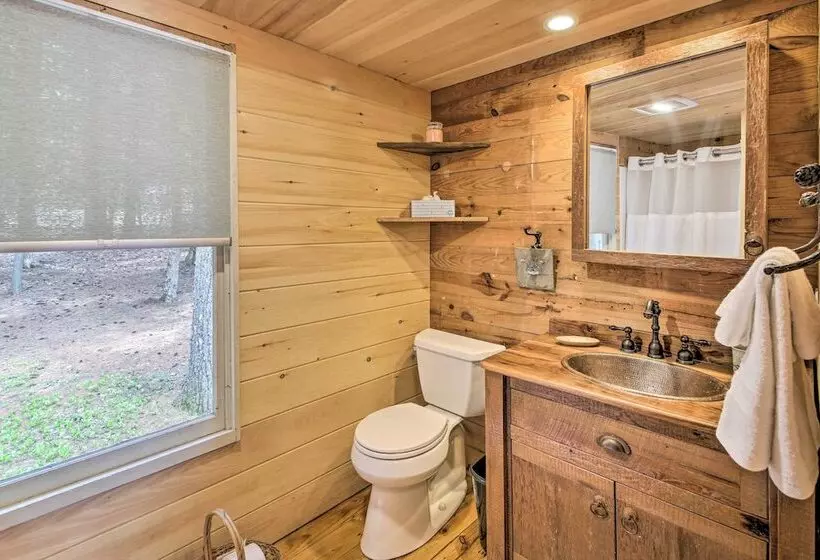 Lakefront Cottage: Boat Dock, Patio & Kayaks!