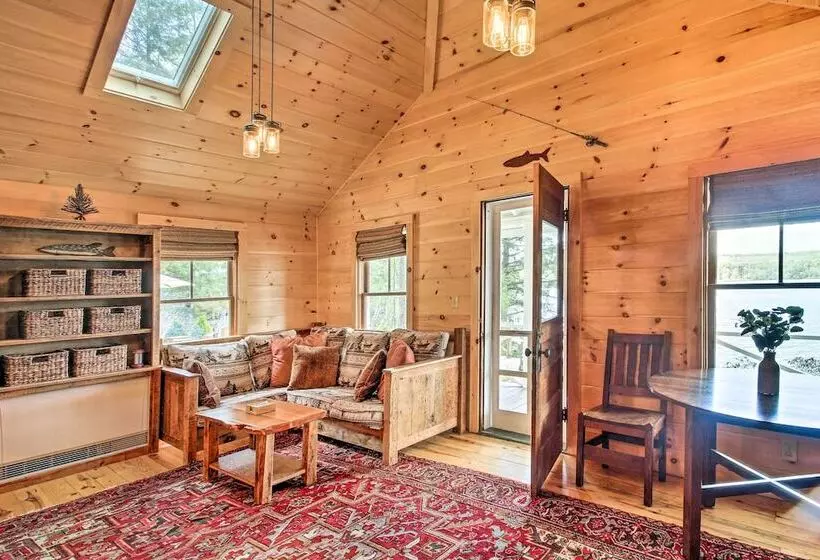 Lakefront Cottage: Boat Dock, Patio & Kayaks!