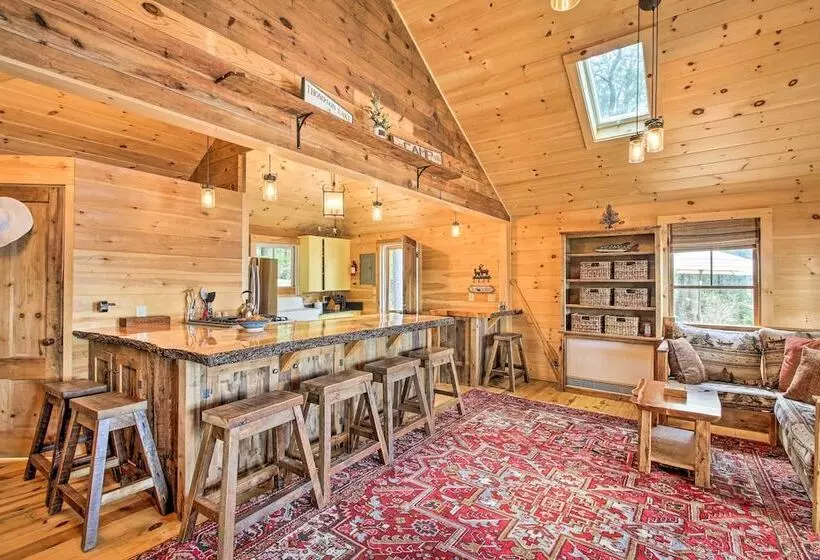 Lakefront Cottage: Boat Dock, Patio & Kayaks!