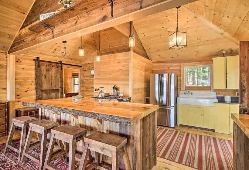 Lakefront Cottage: Boat Dock, Patio & Kayaks!